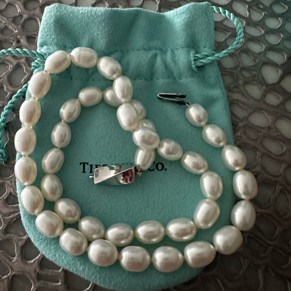 Tiffany & Co. Pearl Necklace 16.5" long with Sterling Silver Twist Clasp